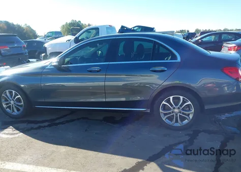 2015 Mercedes-Benz C 300 4Matic z USA, uszkodzony, nr VIN 55SWF4KBXFU038634